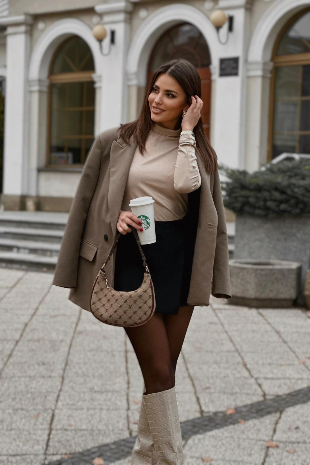 Bluzka Model 390104033 Beige - Beżowy Bluzka Model 390104033 Beige - Beżowy