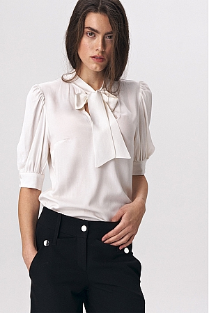 Nife - Elegancka bluzka ecru z wiązaniem na dekolcie