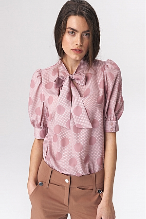 Nife - Różowa bluzka z wiązaniem na dekolcie w grochy